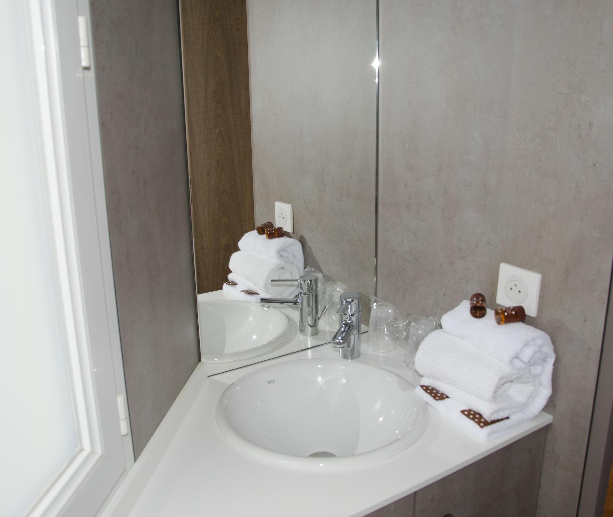 Brit Hotel Confort Le Revest แซ็งต์-แมกซีม ภายนอก รูปภาพ