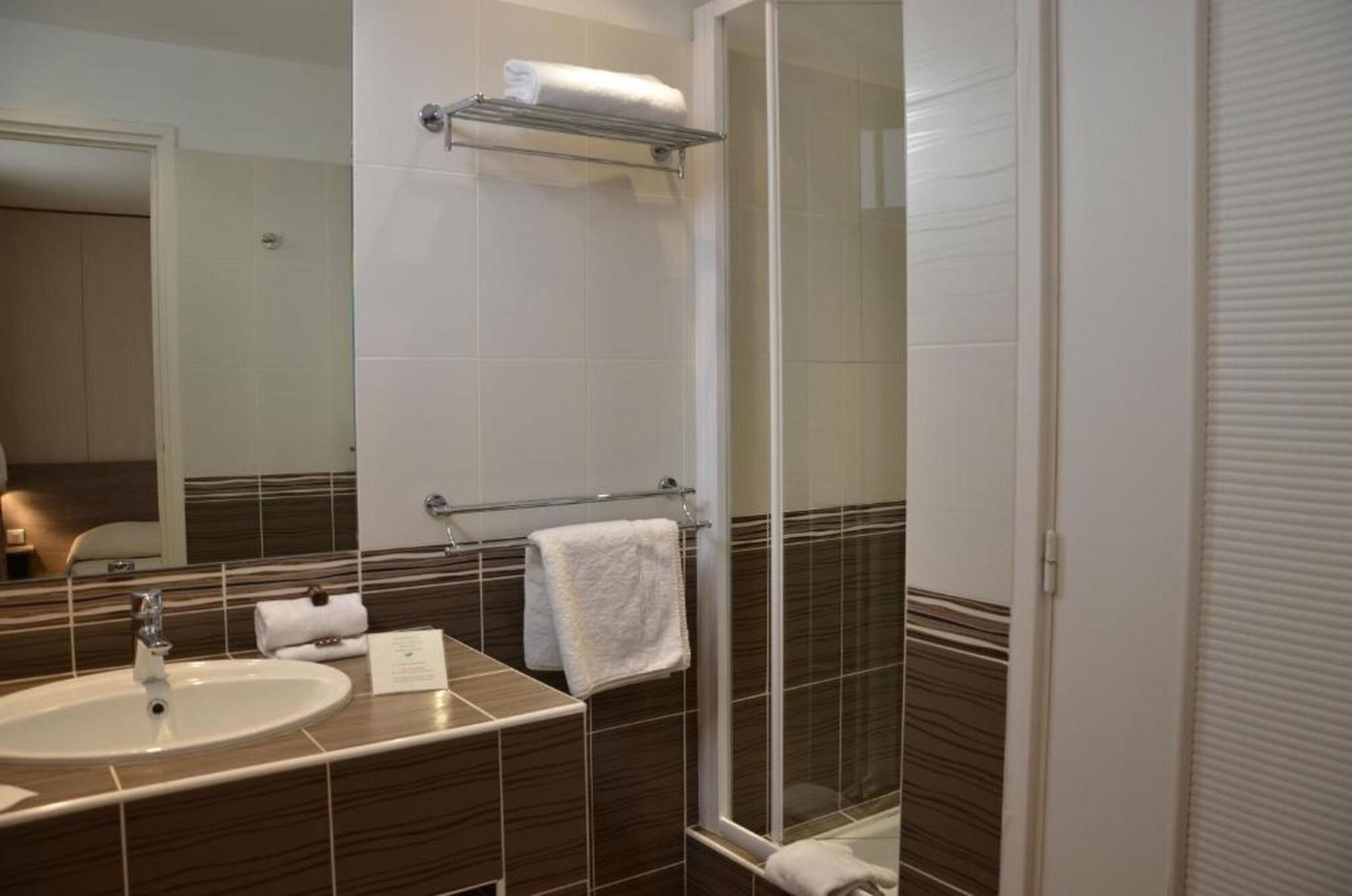 Brit Hotel Confort Le Revest แซ็งต์-แมกซีม ภายนอก รูปภาพ