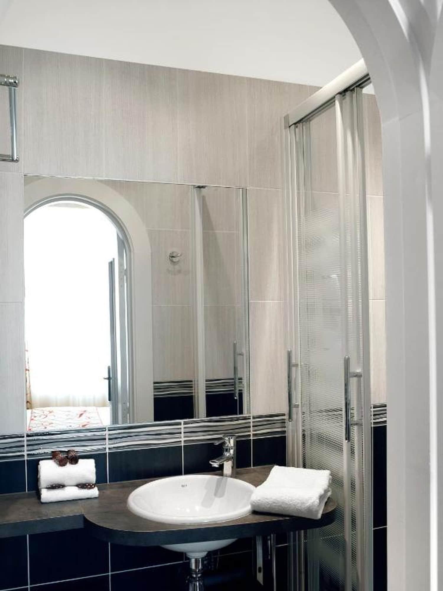 Brit Hotel Confort Le Revest แซ็งต์-แมกซีม ภายนอก รูปภาพ