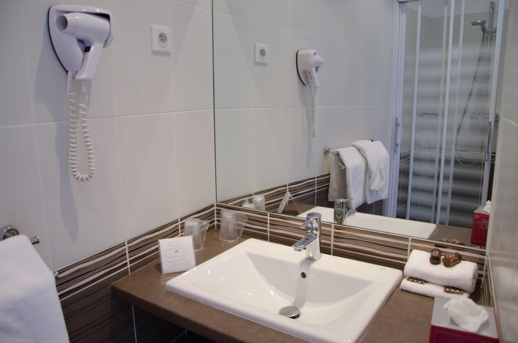 Brit Hotel Confort Le Revest แซ็งต์-แมกซีม ภายนอก รูปภาพ
