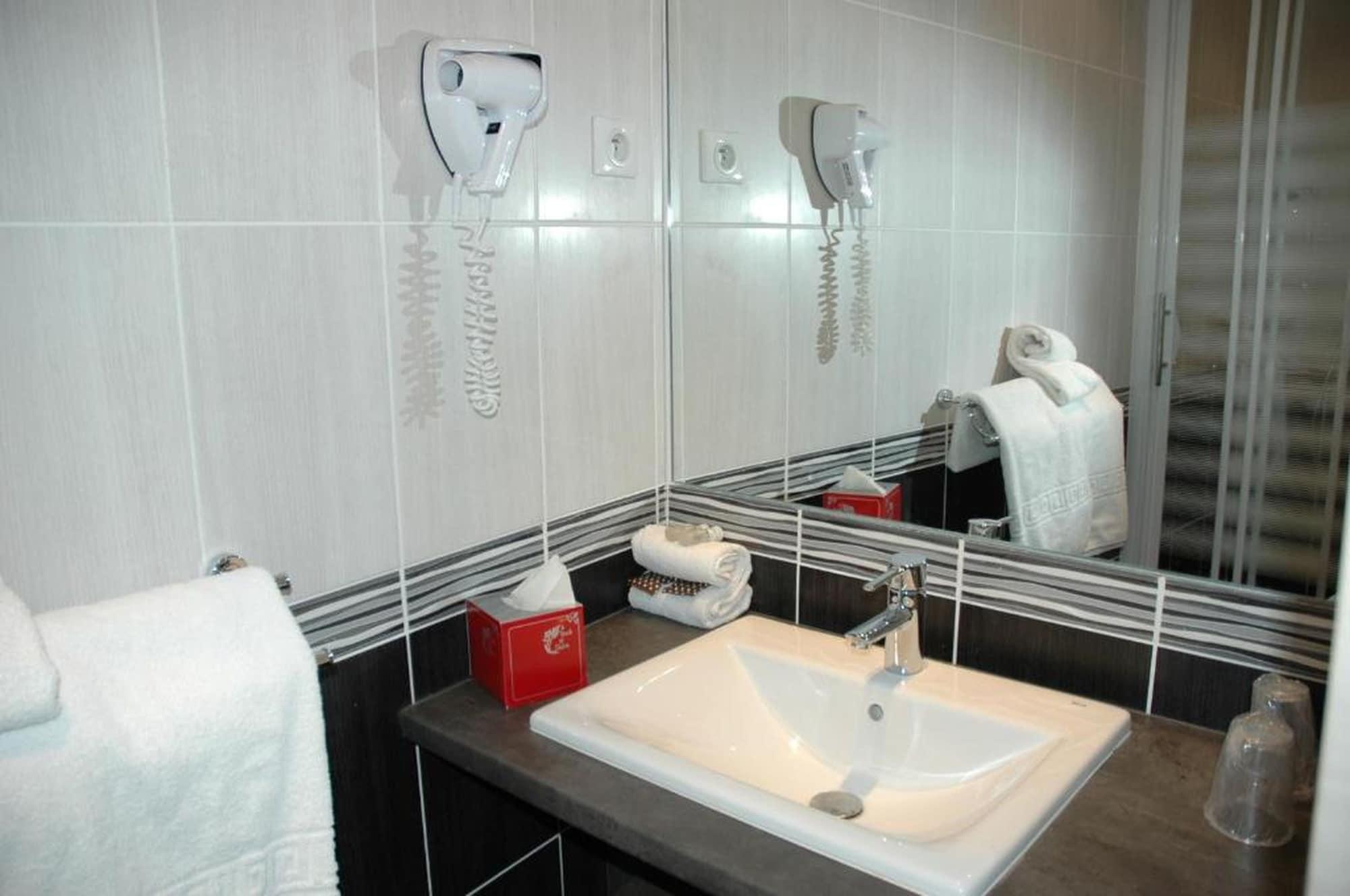 Brit Hotel Confort Le Revest แซ็งต์-แมกซีม ภายนอก รูปภาพ