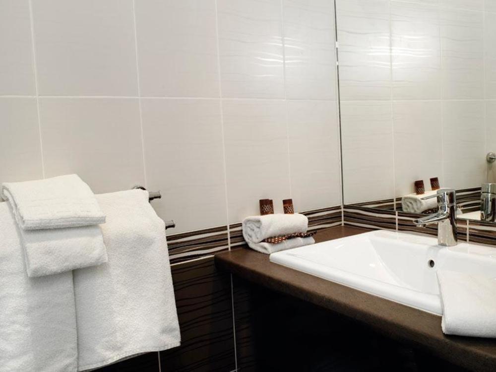 Brit Hotel Confort Le Revest แซ็งต์-แมกซีม ภายนอก รูปภาพ